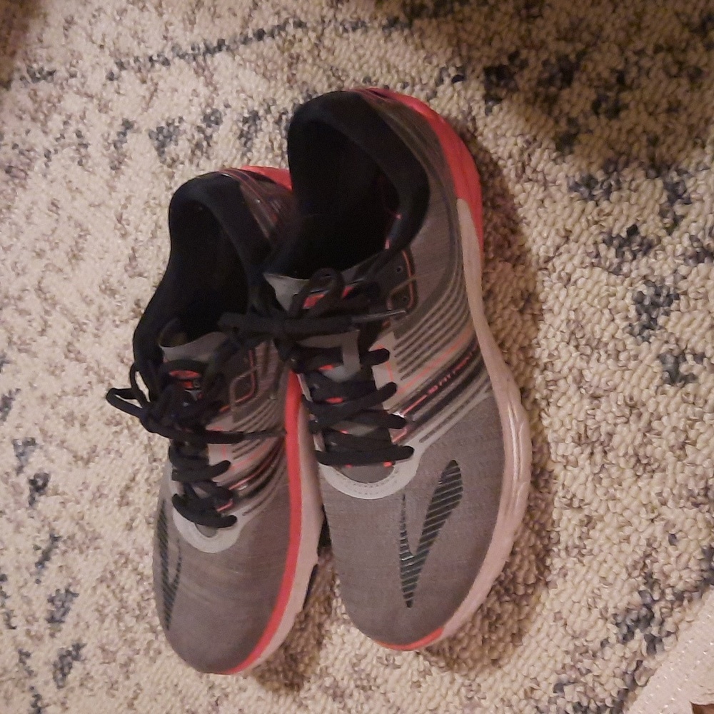 Women's Size 11 Brooks pure cadence 6